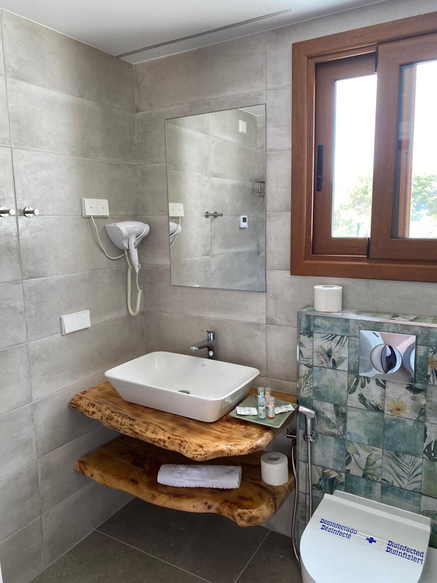 Hostal Restaurante Pou des Lleó Sant Carles de Peralta Quarto foto