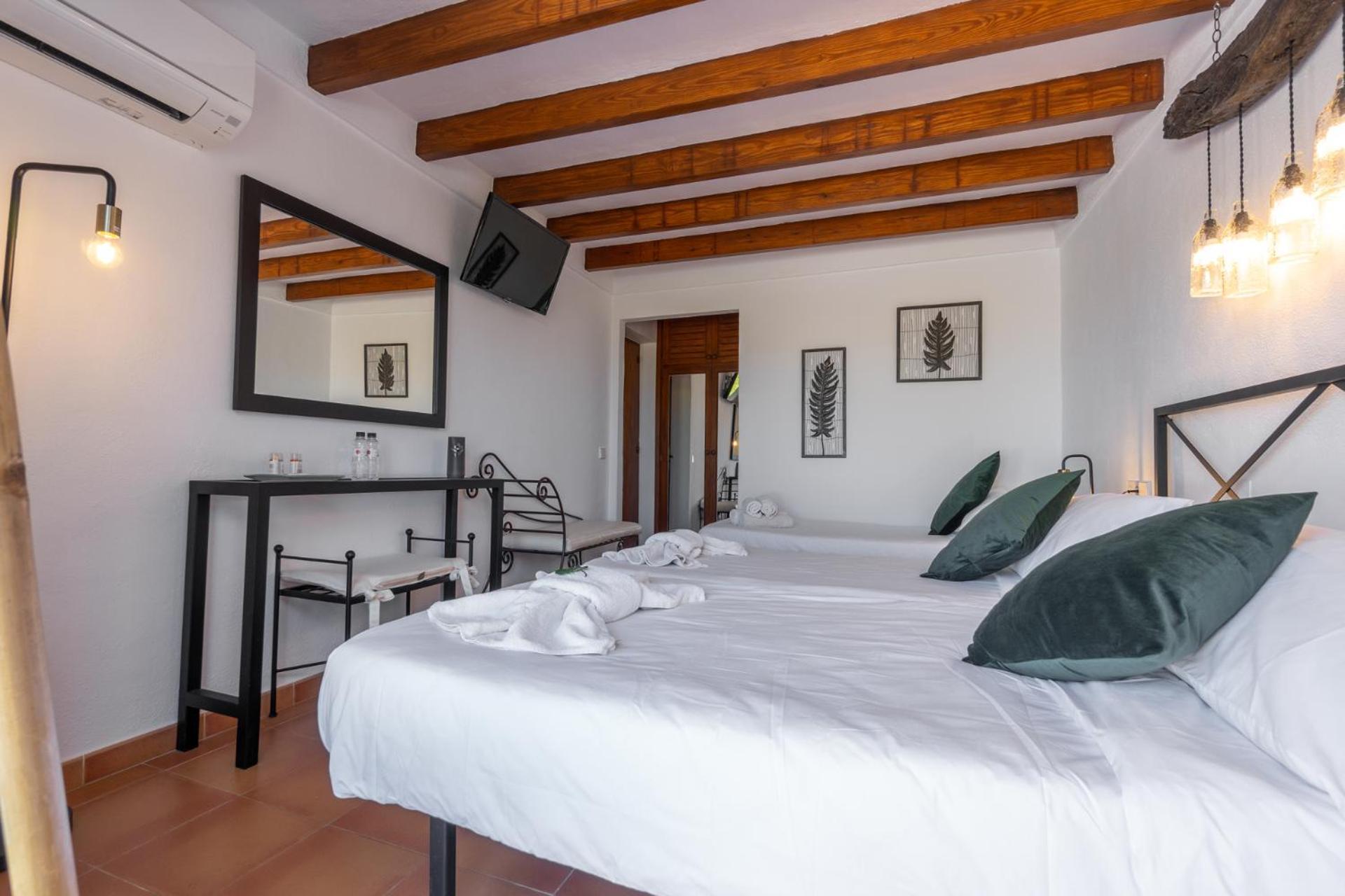 Hostal Restaurante Pou des Lleó Sant Carles de Peralta Quarto foto